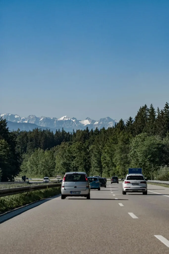 Autos fahren auf der Autobahn