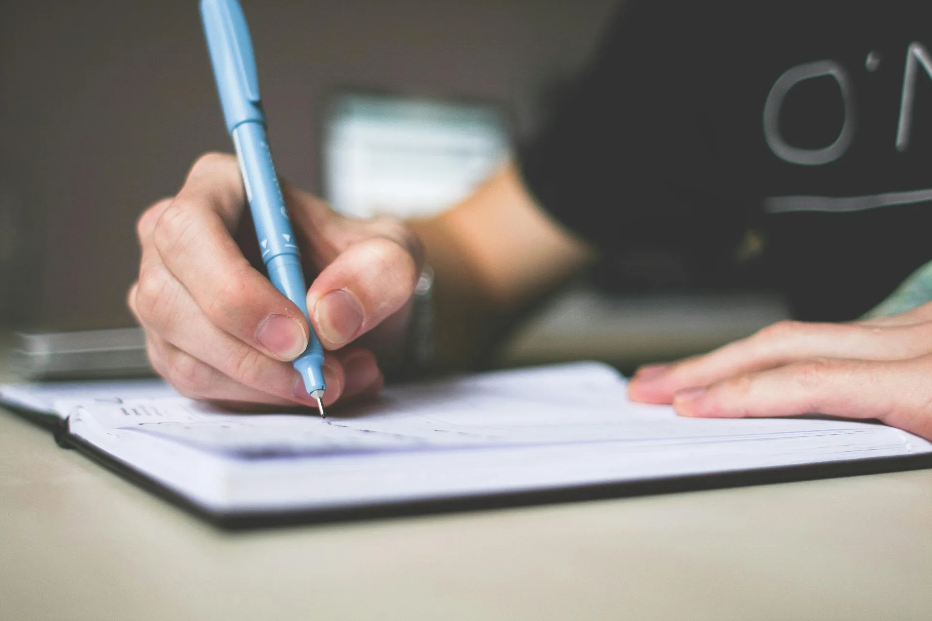 Kostenvoranschlag Vorbereitung mit einem Stift auf Papier