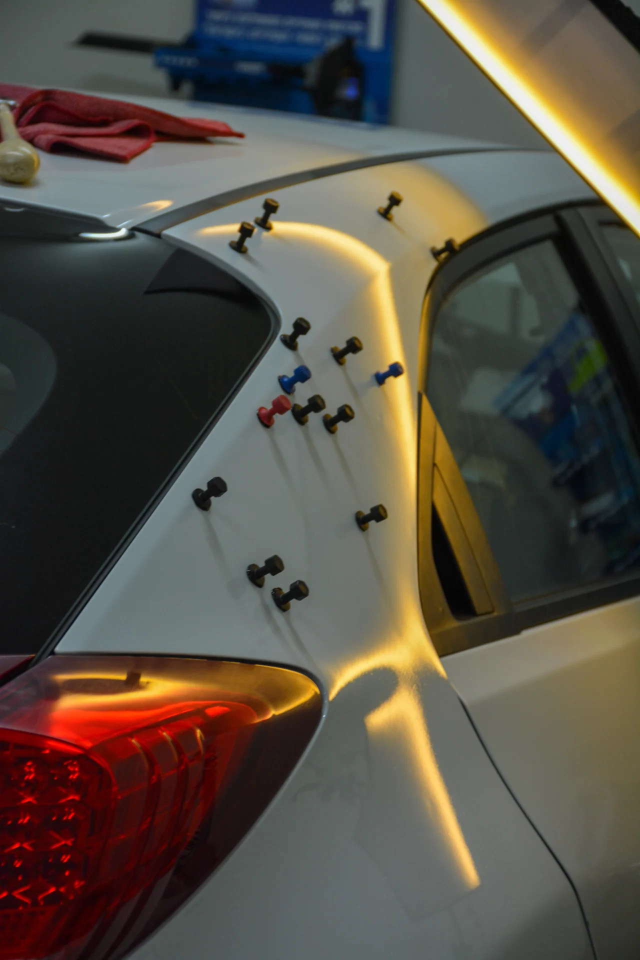 Auto während der Hagelschaden Reparatur via PDR